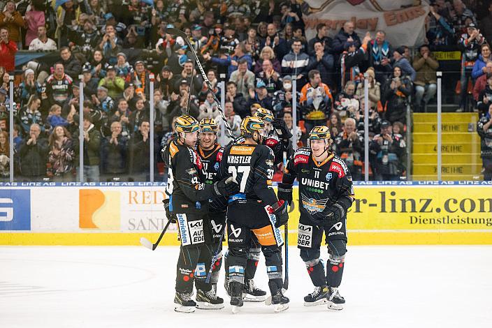 Die Steinbach Black Wings Linz feiern das Tor zum 4 zu 3 durch Brodi Stuart (Steinbach Black Wings Linz) Steinbach Black Wings Linz vs  - Migross Supermercati Asiago Hockey 1935, Runde 37, ICE Hockey League, Steinbach Black Wings Linz, Linz AG Eisarena 