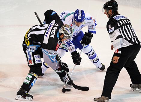 Philipp Lukas Liwest Black Wings Linz vs. Greg Day KHL Medvescak Zagreb