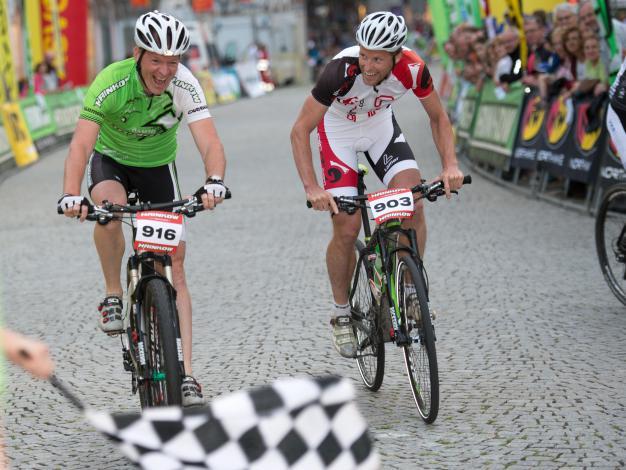 Zieleinlauf beim Promirennen, Martin Aichholzer und Gerrit Glomser