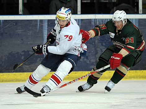 #17 Jari Tolsa, Froelunda und Tomas Zohorna, Pardubice, Froelunda Indians vs HC CSOB Pardubice