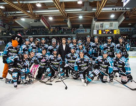 Daniel Mitterdorfer (EHC Liwest Black Wings Linz) wird vom Team verabschiedet. EHC Liwest Black Wings Linz vs HCB Suedtirol
