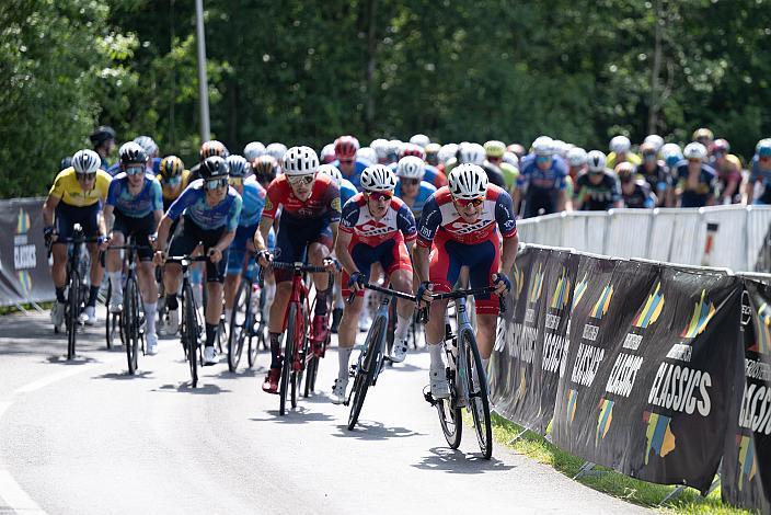 Das Peleton in Geinberg 1. Etappe Eferding - Geinberg, Int. Raiffeisen Oberösterreich Rundfahrt UCI Kat. 2.2