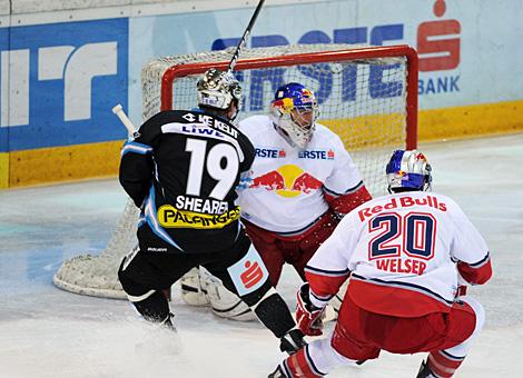 Rob Shearer Liwest Black Wings Linz vor Reinhard Divis EC Red Bull Salzburg