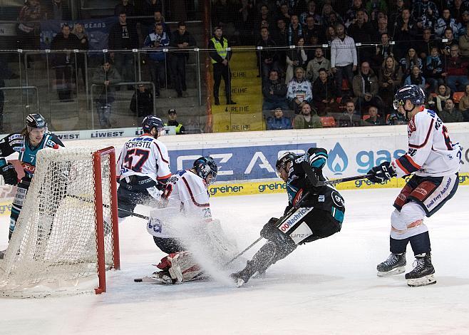 Dan DaSilva (EHC Liwest Black Wings Linz) scort gegen Tormann Vilim Rosandic (KHL Medvescak Zagreb)  EHC Liwest Black Wings Linz vs KHL Medvescak Zagreb, 3. Viertelfinale