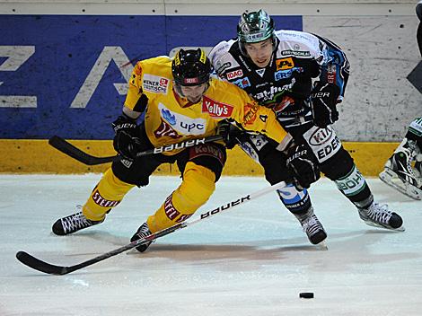 Michael Lebler, Linz und Philippe Lakos, Wien, EHC Liwest Black Wings Linz vs. UPC Vienna Capitals