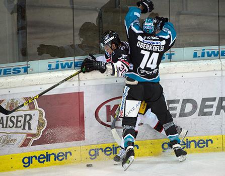 Daniel Oberkofler (EHC Liwest Black Wings Linz) und Jiri Beroun (HC Orli Znojmo) an der Bande, EHC Liwest Black Wings Linz vs HC Orli Znojmo, Platzierungsrunde