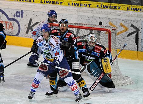 Alex Westlund, Tormann, Liwest Black Wings Linz und Petri Liimatainen, verteidigen gegen die #37 Andreas Kristler, VSV.
