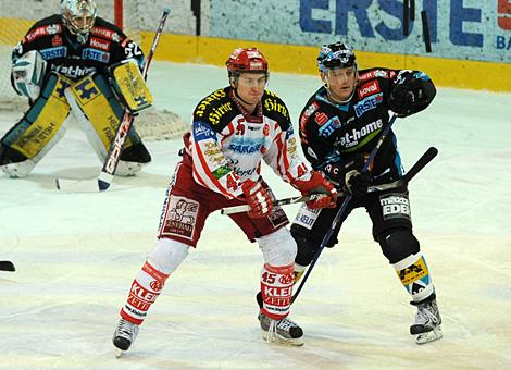 #19 Rob Shearer, Liwest Black Wings Linz, im Duell mit David Schuller, KAC.