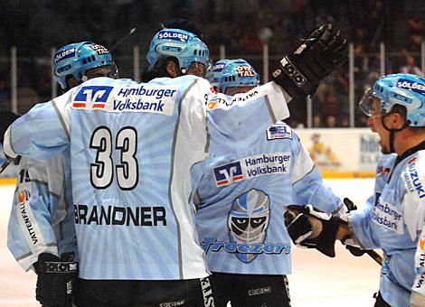 Die Hamburger feiern den Treffer zum 2 zu 0, durch die #33 Christoph Brandner, AUT, Hamburg Freezers.
