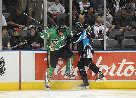 #47 Rich Bronilla, Liwest Black Wings Linz und Krys Barch, London Knights im Duell an der Bande. 