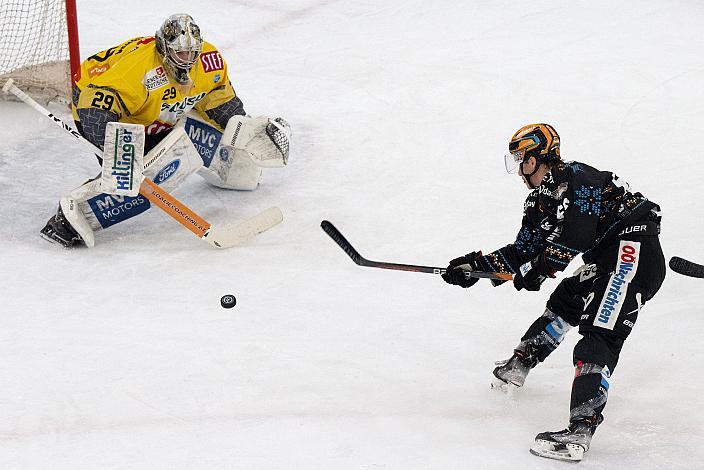 Stefan Gaffal (Steinbach Black Wings Linz) trifft zum 3 zu 1 gegen Tormann Bernhard Starkbaum (spusu Vienna Capitals)  Steinbach Black Wings Linz vs Spusu Vienna Capitals, 27. Runde, ICE Hockey League, Steinbach Black Wings Linz, Linz AG Eisarena