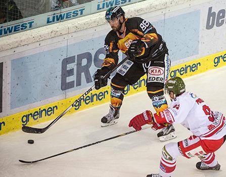 Dan DaSilva (EHC Liwest Black Wings Linz) und Steve Saviano (HCB Suedtirol), EHC Liwest Black Wings Linz vs HCB Suedtirol