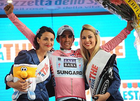 Alberto Contador, Team Saxo Bank, bei der Siegerehrung im Rosa Trikot