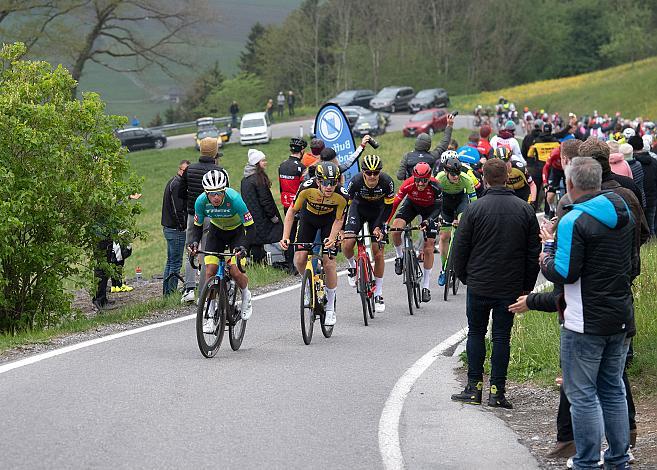 Das Feld am Weg zur Bergwertung Herren Elite, U23, Radliga, GP Vorarlberg, Nenzing