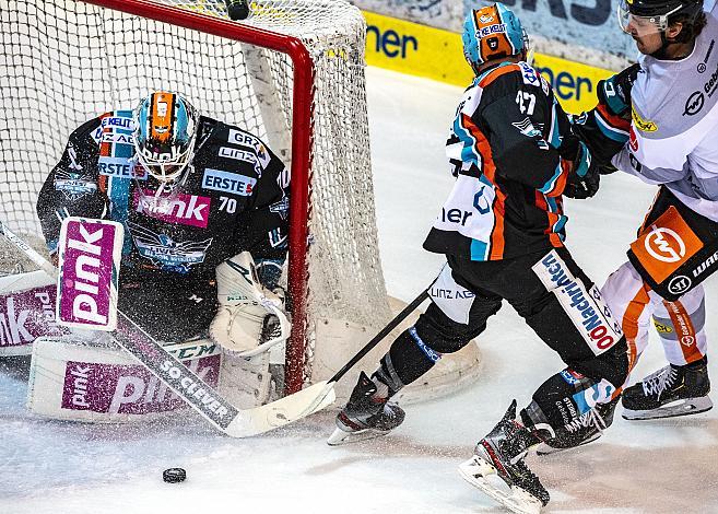 Im Bild: Tormann David Kickert (EHC Liwest Black Wings Linz), Moritz Matzka (EHC Liwest Black Wings Linz), Mathias Bau Hansen (Dornbirn Bulldogs) Eishockey,  EHC Liwest Black Wings Linz vs Dornbirn Bulldogs