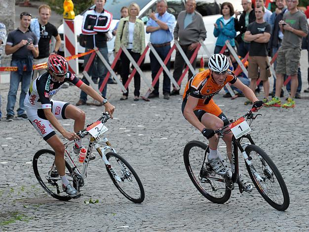 #1 Daniel Geismayr, Rv Dornbirn und #2 Markus Loisl, Power Bike Team Windhaag, duellieren sich um den Sieg in Steyr.