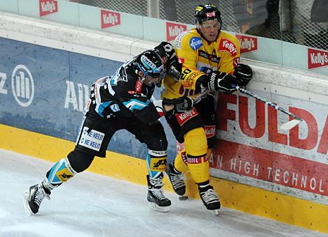 #46 Christoph Ibounig, Stuermer, Liwest Black Wings Linz checkt die #20 Peter Casparsson, Vienna Capitals an der Bande.