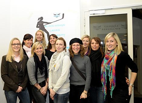  Liwest Black Wings Linz die Spielerdamen arbeiten fuer ein Sozialprojekt die Ladys Charity.