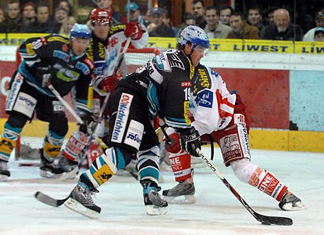 #19 Rob Shearer, Liwest Black Wings Linz vor dem Tor des KAC.