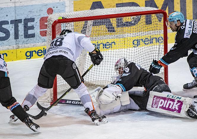 Im Bild: Juhani Timo Tapio Tamminen (Dornbirn Bulldogs), Tormann Paul Mocher (EHC Liwest Black Wings Linz),  Eishockey,  EHC Liwest Black Wings Linz vs Dornbirn Bulldogs