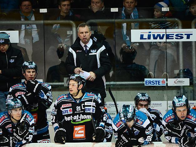 Trainer Robert Daum auf der Spielerbank (Liwest Black Wings Linz) und (EC VSV), EHC Liwest Black Wings Linz vs EC VSV, Play-Offs, Viertelfinale 