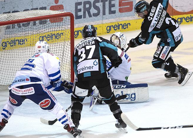 Aaron Brocklehurst (EHC Liwest Black Wings Linz) und Andreas Kristler (EHC Liwest Black Wings Linz), vor Tormann Dan Bakala (EC Panaceo VSV) EHC Liwest Black Wings Linz vs EC Panaceo VSV