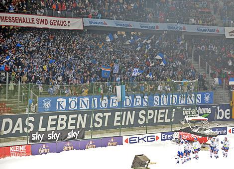 Die Villacher Adler feiern mit ihren Fans den Sieg im Stadion Klagenfurt