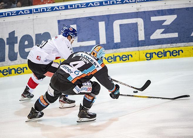 Im Bild: Matt Finn (EHC Liwest Black Wings Linz), Jesper ThÃ¶rnberg (HC TWK Innsbruck  Die Haie) Eishockey,  EHC Liwest Black Wings Linz vs HC TWK Innsbruck Die Haie