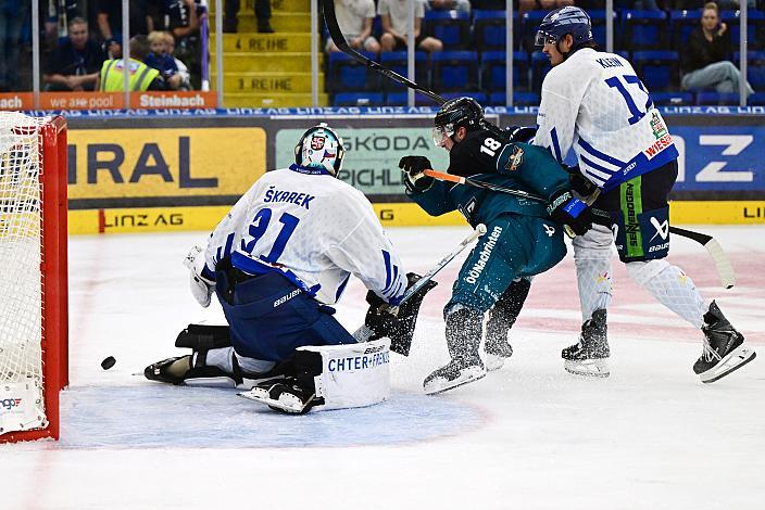 Tormann Jakub Skarek (Straubing Tigers), Lukas Kainz (Steinbach Black Wings Linz), Adrian Klein (Straubing Tigers)  Testspiel Steinbach Black Wings Linz vs Straubing Tigers, Linz AG Eisarena 