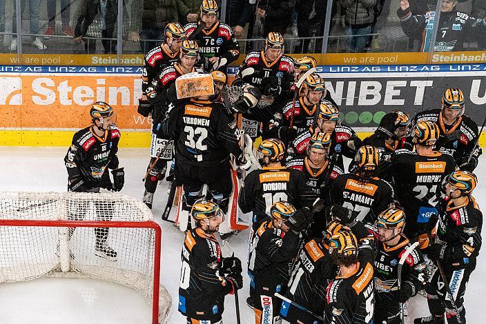 v.l. Das Team der Steinbach Black Wings Linz und Graham Knott (Steinbach Black Wings Linz) und Martin Schumnig (Steinbach Black Wings Linz) feiern das Tor in Overtime zum Gleichstand in der Play-OffSerie, Steinbach Black Wings Linz vs HCB Südtirol Alperia, Viertelfinale, 6. Runde ICE Hockey League, Linz AG Eisarena 