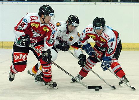 Manuel Latusa, Team Austria fuehrt die Scheibe.