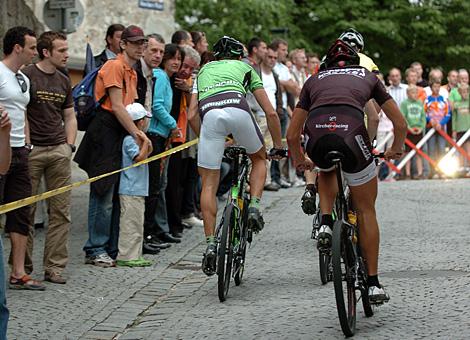 Das Feld jagt durch die Altstadt in Steyr beim 11. Hrinkow MTB Citykriterium, Kategorie Elite.