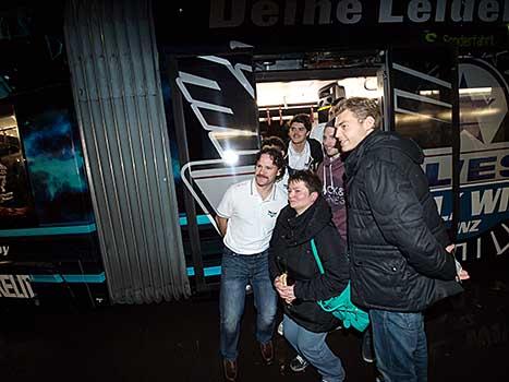 Curtis Murphy, EHC Liwest Black Wings Linz mit Fans in der Strassenbahn.