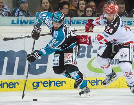 Patrick Spannring (EHC Liwest Black Wings Linz) und Forian Pedevilla (HC TWK Innsbruck  Die Haie), EHC Liwest Black Wings Linz vs HC TWK Innsbruck  Die Haie