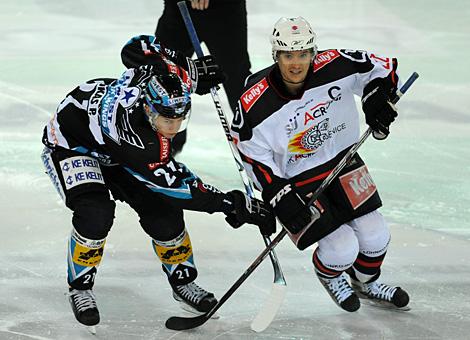 #21 Philipp Lukas, Stuermer, Liwest Black Wings Linz und die #22 Marcel Rodman, HK Acroni Jesenice im Duell.
