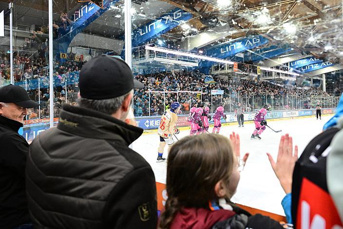 Die Steinbach Black Wings Linz feiern das Tor zum 4 zu 2 Endstand. ICE, Steinbach Black Wings Linz vs HC Tiwag Innsbruck - Die Haie Linz, AG Eisarena