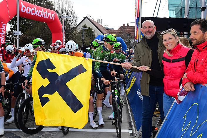 Start mit  Bürgermeisterin Dr. Sabine Naderer-Jelinek, Leonding, 65. Rad Saison Eroeffnungsrennen Leonding