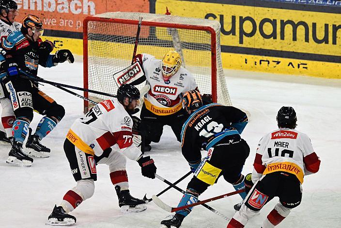 Gerd Kragl (Steinbach Black Wings Linz) vor Tormann Alex Caffi (Bemer Pioneers Vorarlberg) Win2Day ICE Hockey League,  Steinbach Black Wings Linz vs Pioneers Vorarlberg,  Linz AG Eisarena 