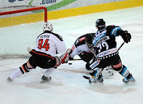 #79 Gregor Baumgartner, Stuermer, Liwest Black Wings Linz vor dem Tor des HK Acroni Jesenice, gehuetet von Gaber Glavic.