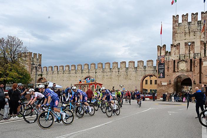 Start in Soave, Veneto Classic, Soave - Bassano del Grappa,, Veneto