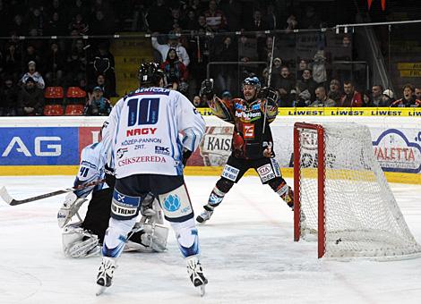 Markus Matthiasson Liwest Black Wings Linz jubelt ueber sein 2. Tor gegen SAPA Fehervar AV19