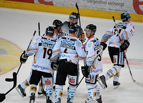 die Spieler des EHC Liwest Black Wings jubeln ueber den Ausgleich zum 1 zu 1                               