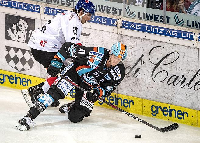 Im Bild: Mario Altmann (EHC Liwest Black Wings Linz), Joel Broda (HC TWK Innsbruck  Die Haie) Eishockey,  EHC Liwest Black Wings Linz vs HC TWK Innsbruck Die Haie