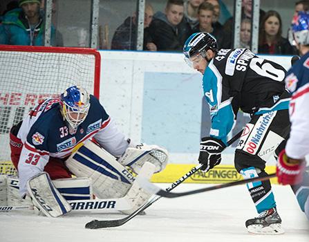 Patrick Spannring (EHC Liwest Black Wings Linz) und Luka Gracnar (EC Red Bull Salzburg). EC Red Bull Salzburg vs EHC Liwest Black Wings Linz 