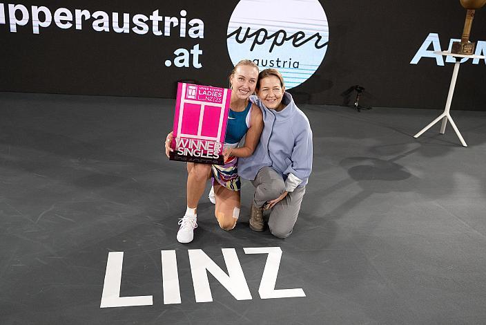 Turniersiegerin Anastasia Potapova (RUS), Sandra Reichel (Turnier Direktorin), Center Court im Design Center, Tennis WTA Upper Austria Ladies Linz