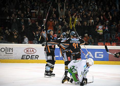 Gregor Baumgartner, jubelt, Liwest Black Wings Linz ueber sein Siegestor gegen HDD TILIA Olimpija Ljubljana