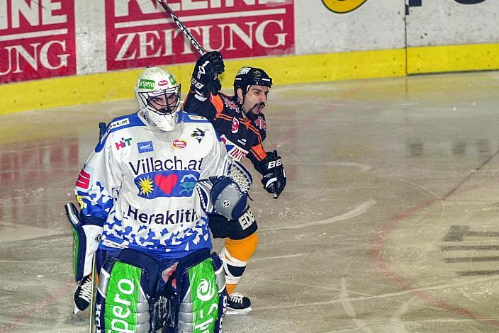 Ralph Intranuovo (BWL) jubelt, Gert Prohaska (VSV) 4. Finale in Villach um den Meistertitel EC VSV - Black Wings Linz