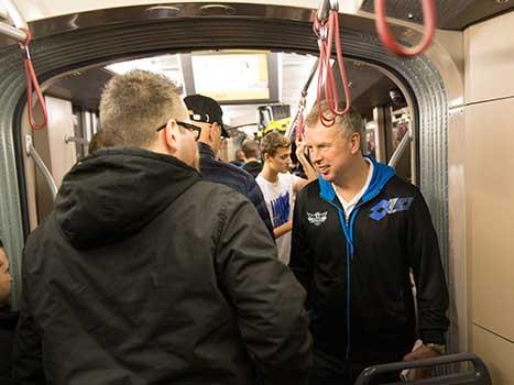 Trainer Robert Daum, mit Fans in der Liwest Black Wings Linz Strassenbahn.  