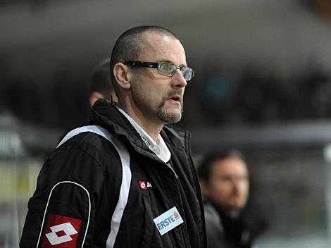 Die Spielerbank der Vienna Capitals, mit Trainer Tommy Samuelsson, EHC Liwest Black Wings Linz vs. UPC Vienna Capitals