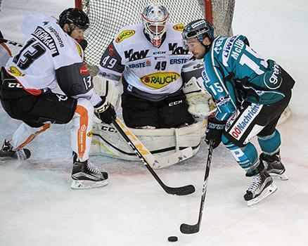 Brett McLean (EHC Liwest Black Wings Linz) und Florian Hardy (Dornbirner Eishockey Club), EHC Liwest Black Wings Linz vs Dornbirner Eishockey Club